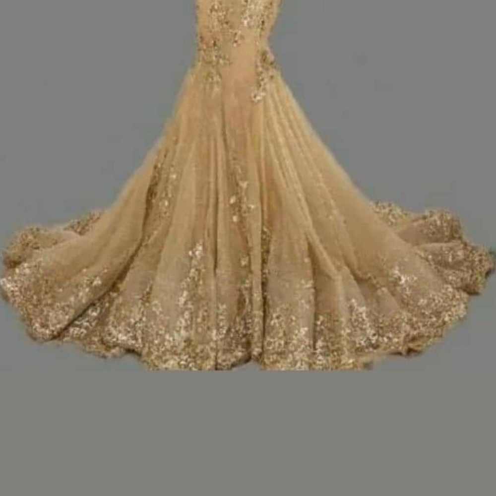 Beautiful gold sequin gown - Picture 4 of 6